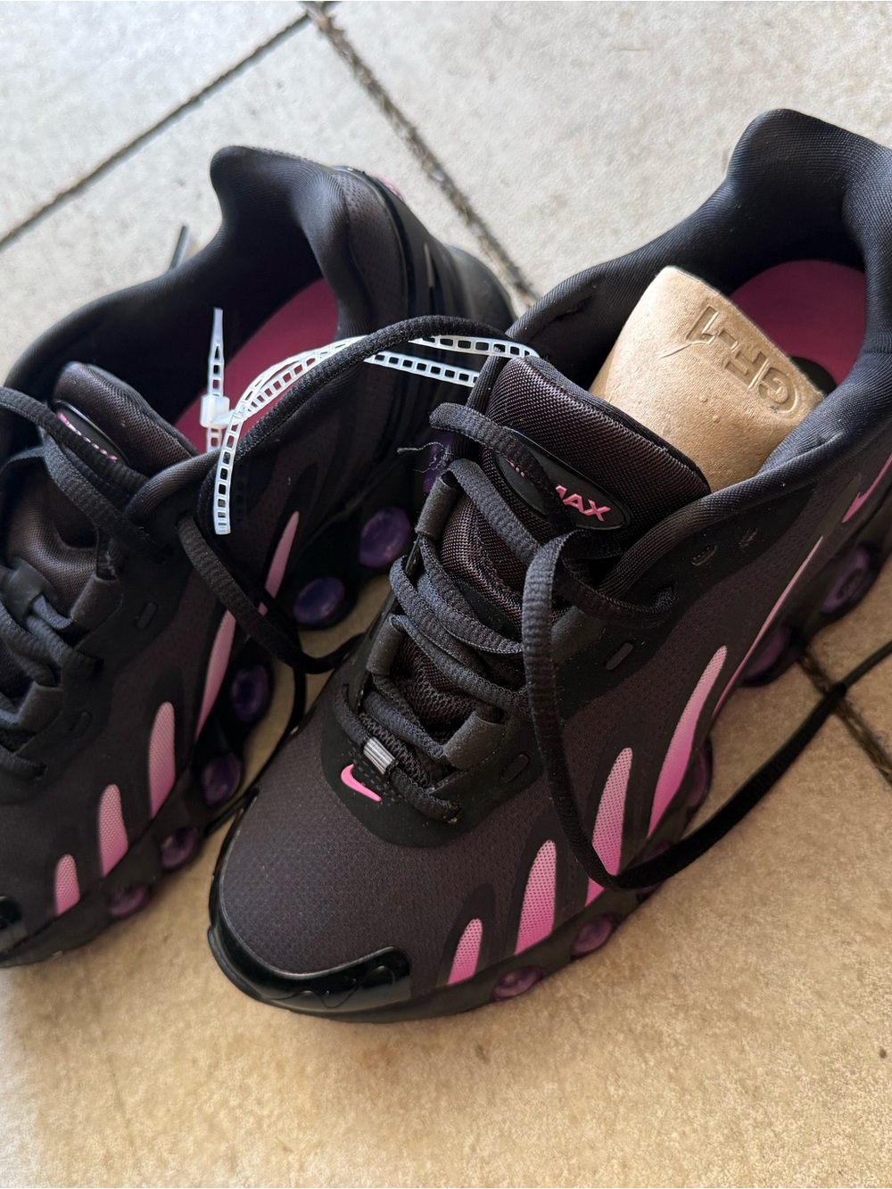 Nike Black and Pink Air Max shoes - Picture 3 of 5
